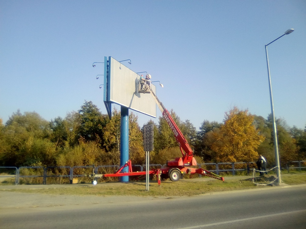Pracovná plošina pri stavbe billboardu